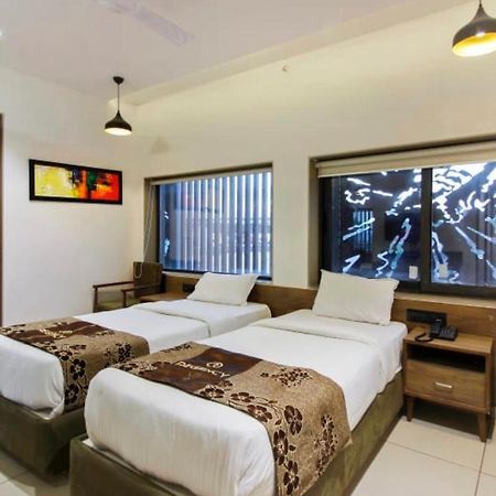 Hotel Regency Surat Eksteriør bilde