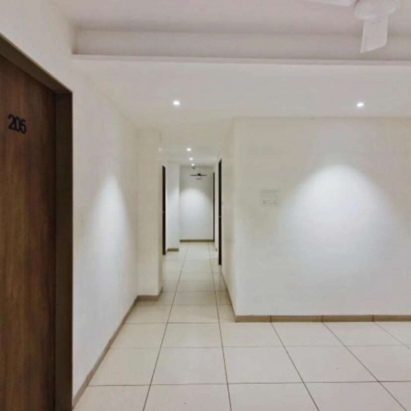 Hotel Regency Surat Eksteriør bilde