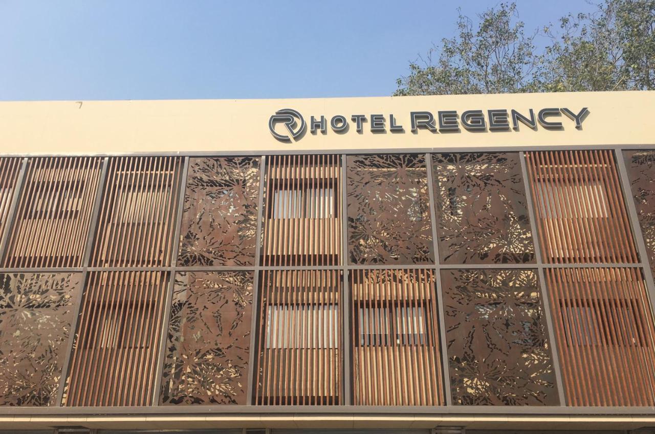 Hotel Regency Surat Eksteriør bilde