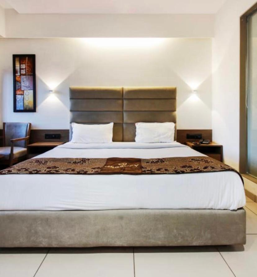 Hotel Regency Surat Eksteriør bilde