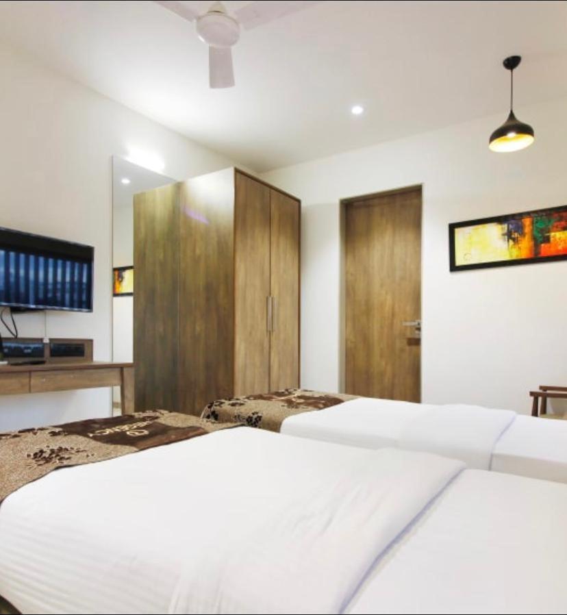 Hotel Regency Surat Eksteriør bilde