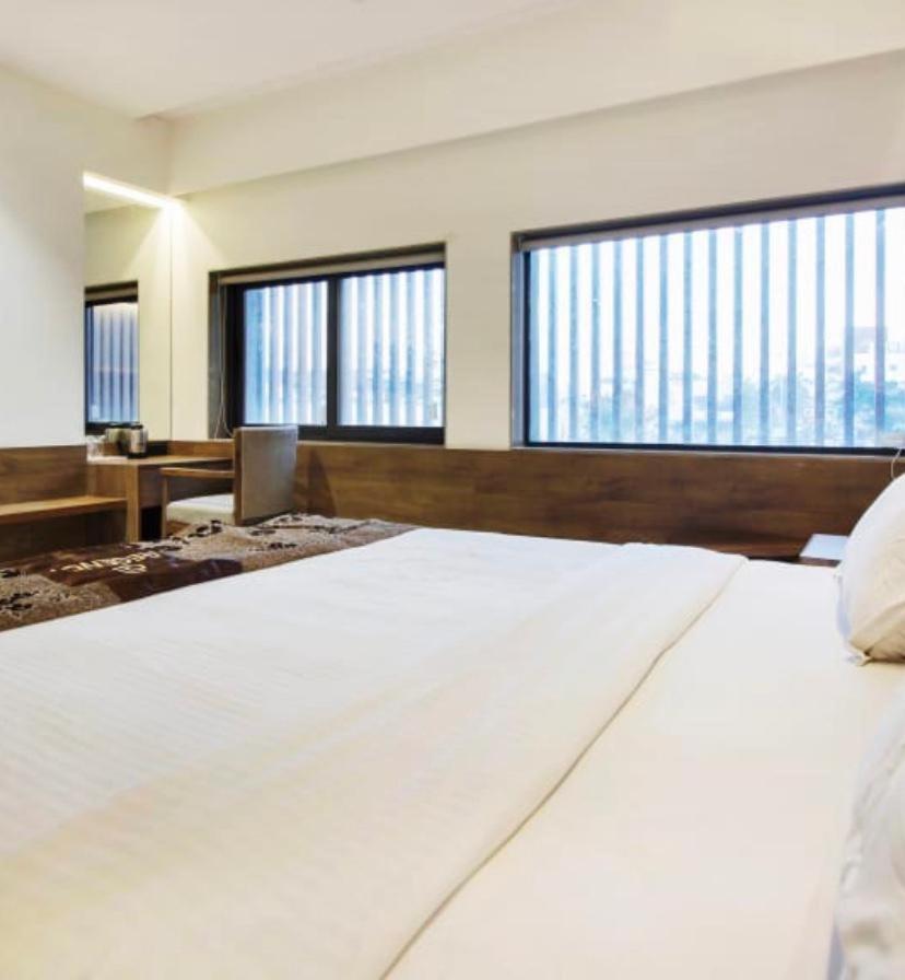 Hotel Regency Surat Eksteriør bilde