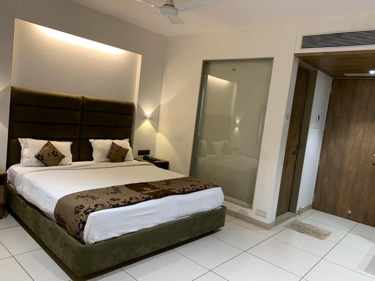 Hotel Regency Surat Eksteriør bilde