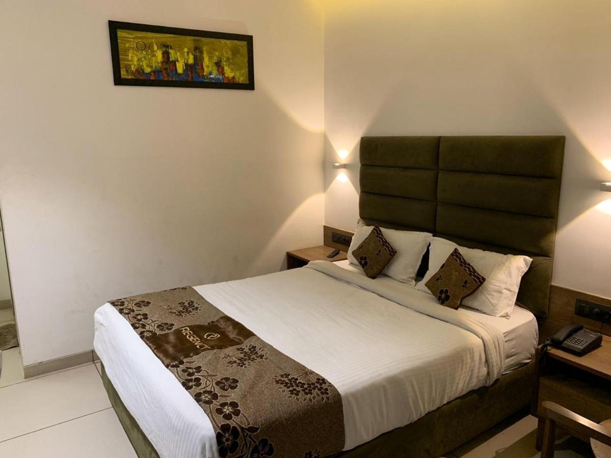 Hotel Regency Surat Eksteriør bilde