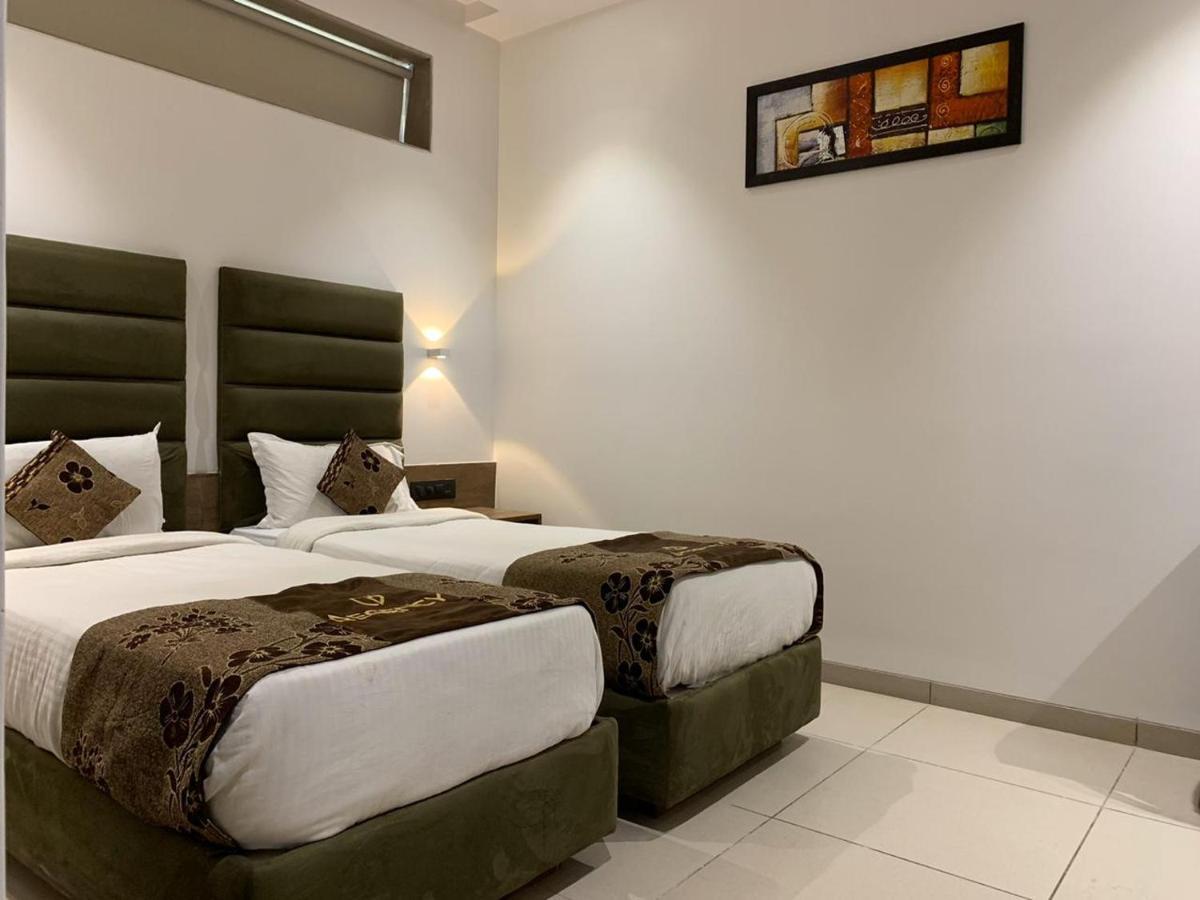Hotel Regency Surat Eksteriør bilde
