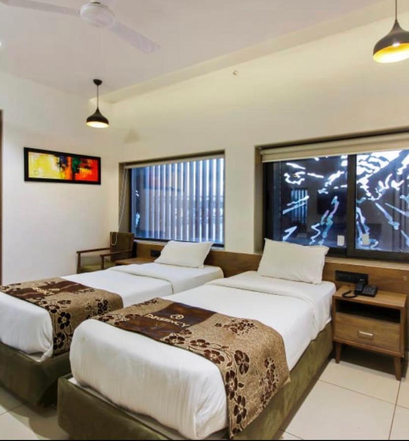Hotel Regency Surat Eksteriør bilde