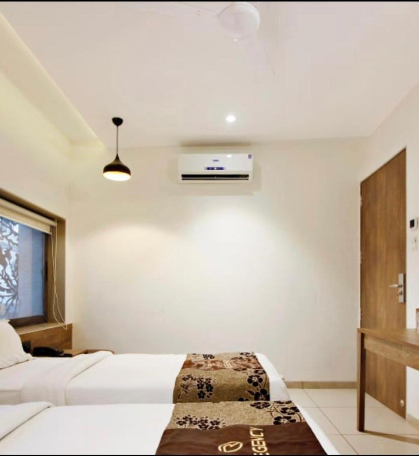 Hotel Regency Surat Eksteriør bilde