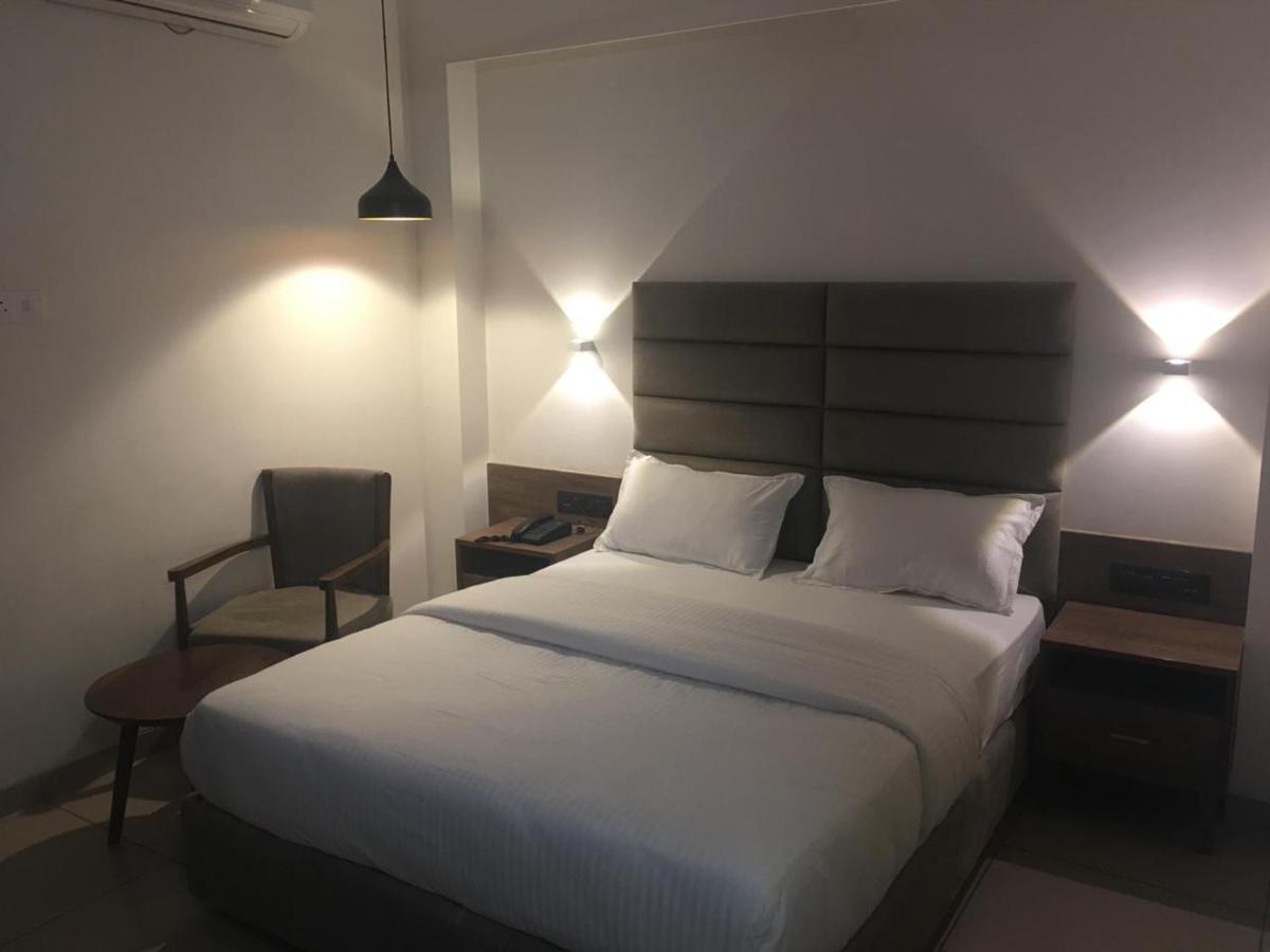 Hotel Regency Surat Eksteriør bilde