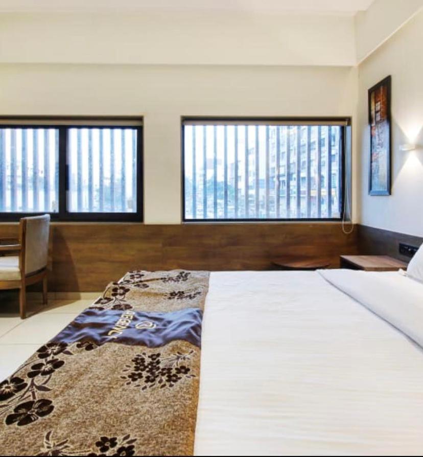 Hotel Regency Surat Eksteriør bilde